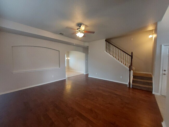 Building Photo - Lovely 4 Bedroom Home with Master Downstai...