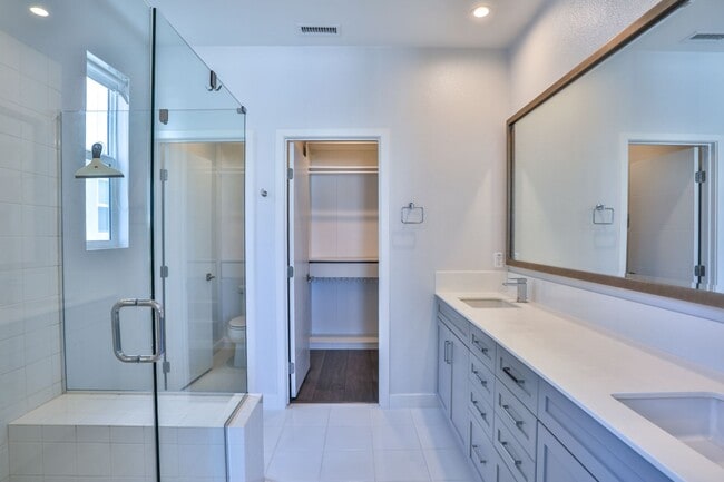 Building Photo - 3 bedroom 2.5 bath in Gated Community