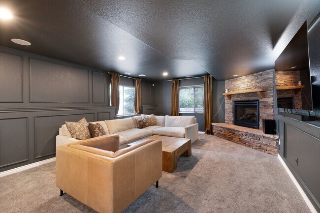 Building Photo - Elegant Mountain-View Retreat in Stone Cro...