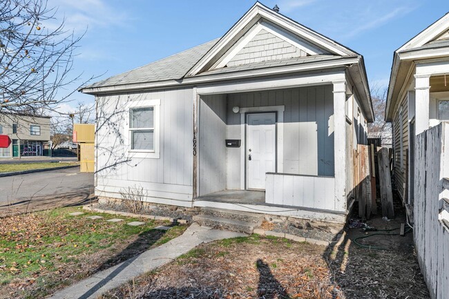 Building Photo - Cozy 2/1 Home Near Kendall Yards