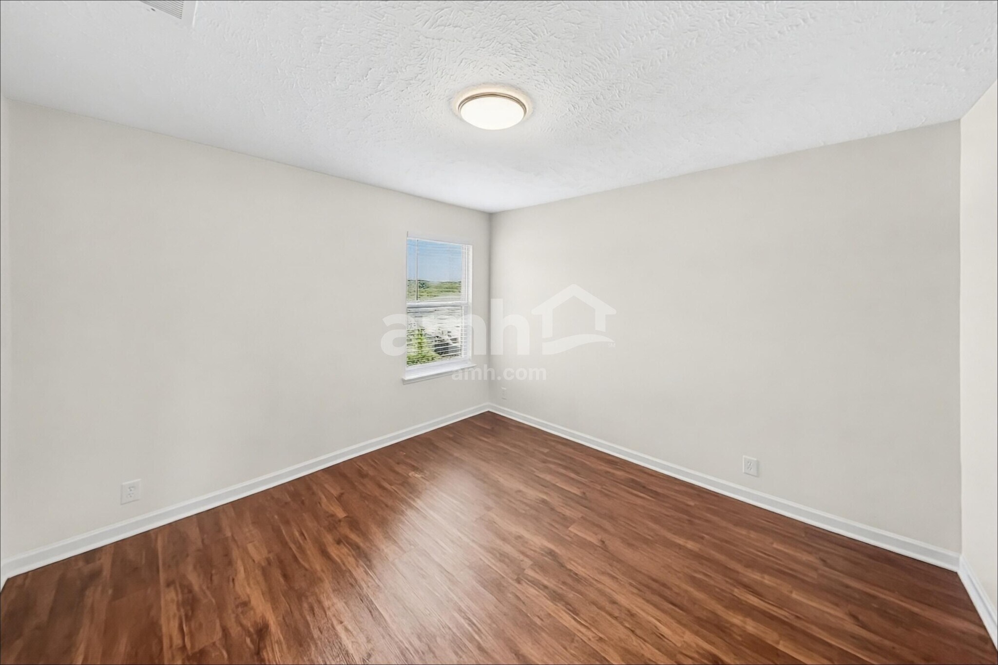 Building Photo - 305 School House Ct