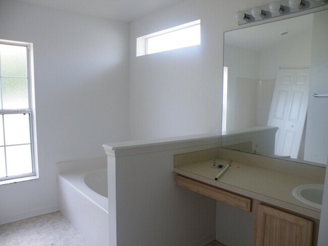 Building Photo - 17 Philmont Ln