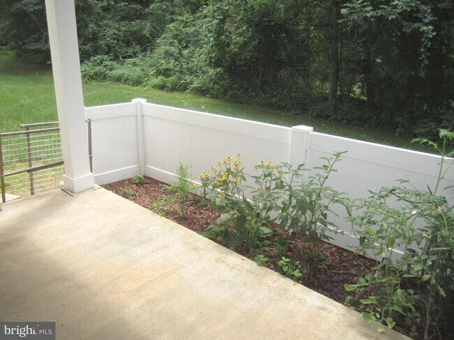 Building Photo - Beautiful 2bd 1bth private patio-level condo in New Town with a peaceful wooded view!