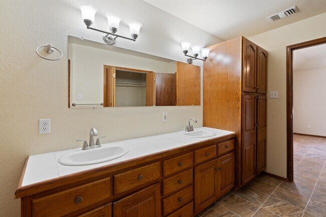 Building Photo - 104 Virgie St