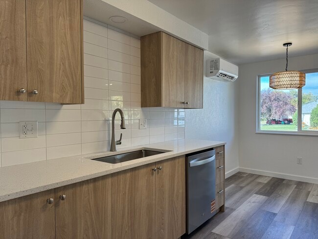 Building Photo - 903 Sunny Ln