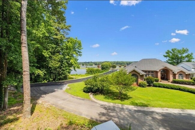 Building Photo - 801 Hilltop Cir
