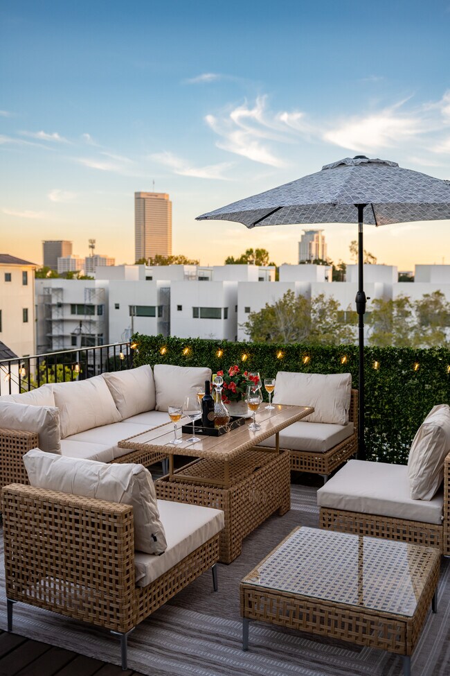 Building Photo - 913 Thompson St