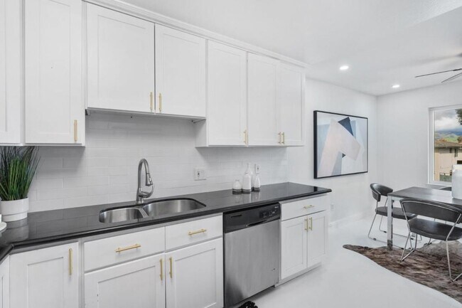 Building Photo - 280 Tradewinds Dr