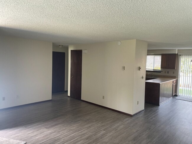 Building Photo - BENE01