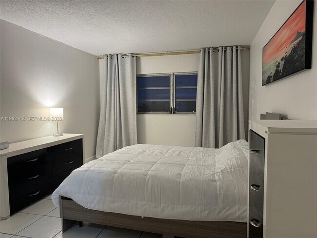 Building Photo - 2200 E Hallandale Beach Blvd