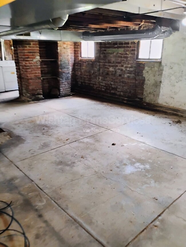 Building Photo - 591 Clark St