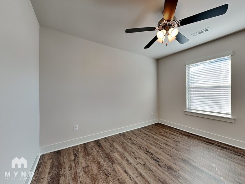 Building Photo - 1402 Love Ln