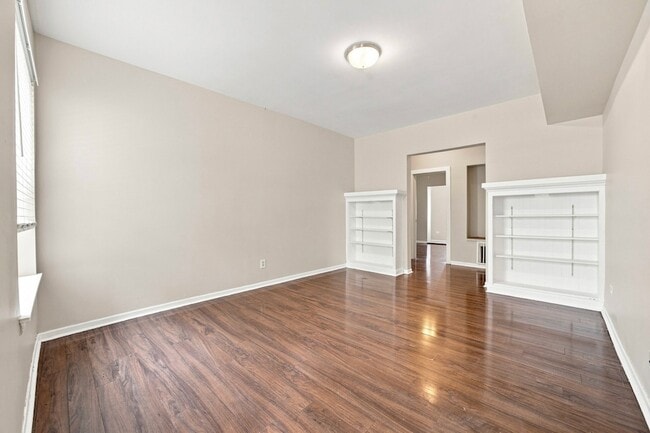 Building Photo - 7443 S Paxton Ave