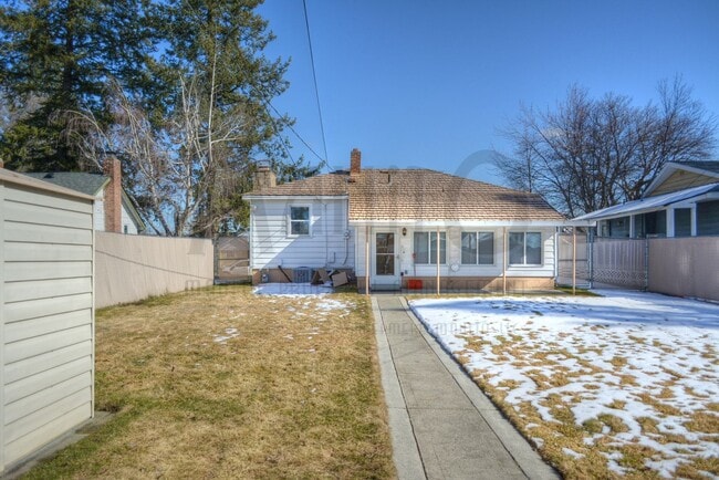 Building Photo - **COMING SOON** Spacious Hobby Home