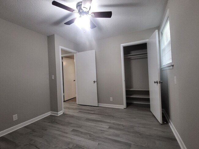 Building Photo - Nice and cozy 3 bedroom 1 bath just renovated