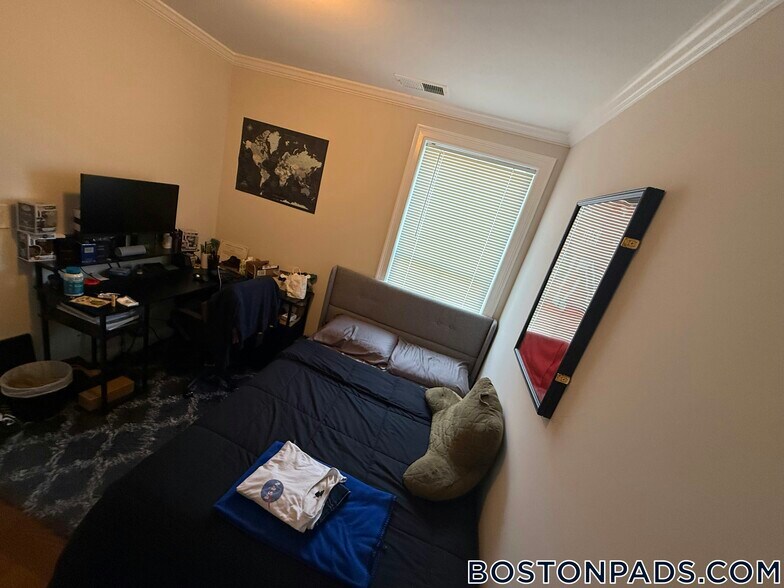 Building Photo - 2747 Washington St