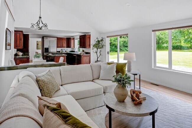 Building Photo - Luxurious 4-Bedroom Family Home Minutes Aw...