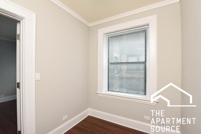 Building Photo - 827 W Lakeside Pl