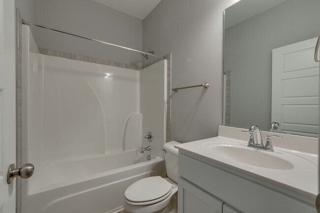 Building Photo - Live in Style and Comfort in Sought-After ...
