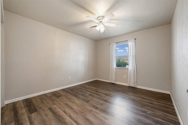 Building Photo - 2506 Oak Ln