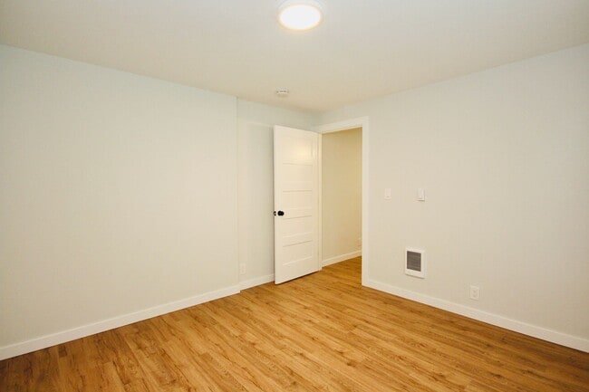 Building Photo - Beautifully Updated 1bd/1ba Sumner Duplex!