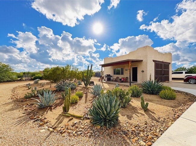 Building Photo - 1033 E Irvine Rd