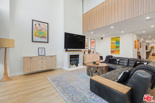 Building Photo - 700 Main St