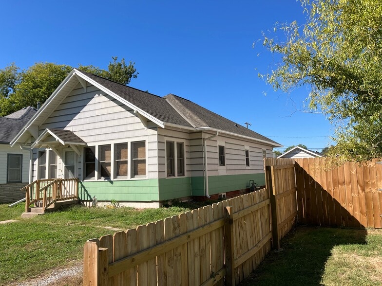 Primary Photo - 406 S Chicago Ave