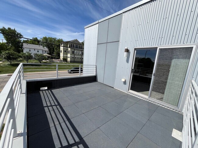 Building Photo - 3 Bed/2.5 Bath Townhome in Downtown Sioux Falls!!
