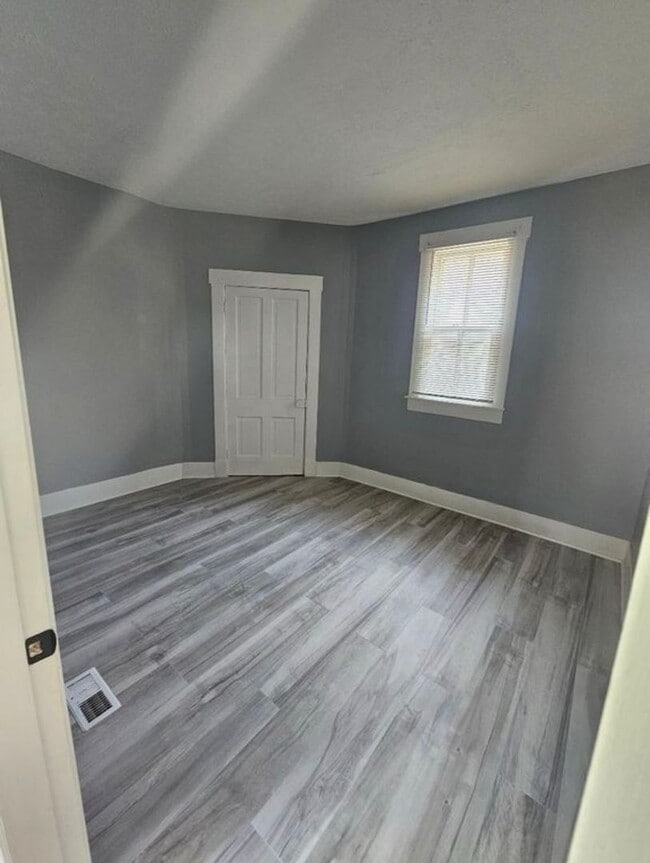 Building Photo - Updated 3BR house in West Louisville-Secti...