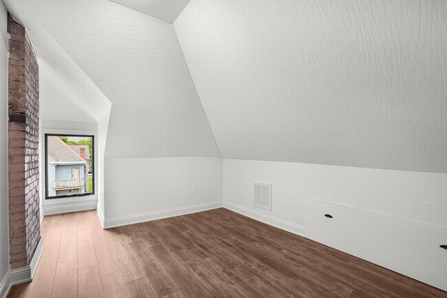 Third floor suite with bedroom, full bathroom, and office area - 618 S Ohio Ave