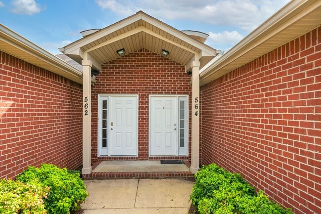 Building Photo - 564 Rose Cottage Cir