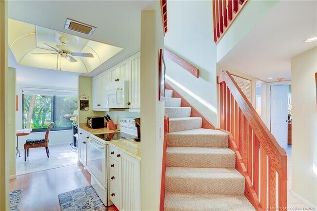 Building Photo - 233 NE Edgewater Dr