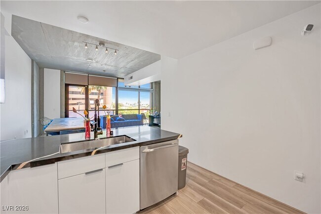 Building Photo - 353 E Bonneville Ave