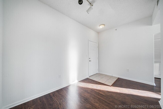 Building Photo - 533 NE 3rd Ave
