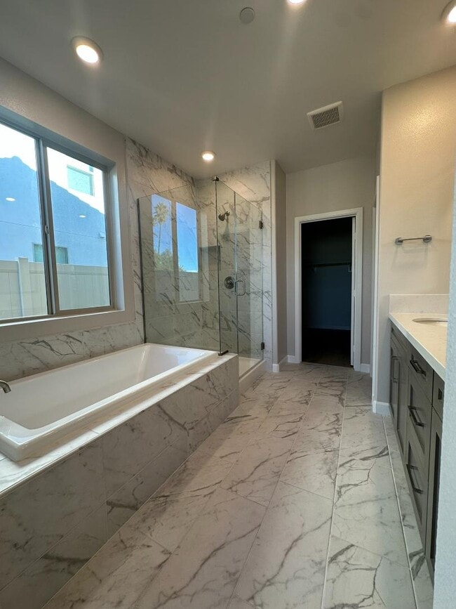 Building Photo - 2055 Woolem Pl