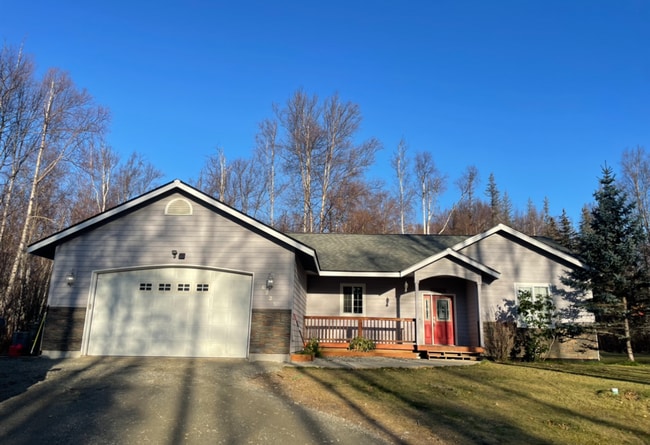 Building Photo - Private and conveniently located 3 bedroom...