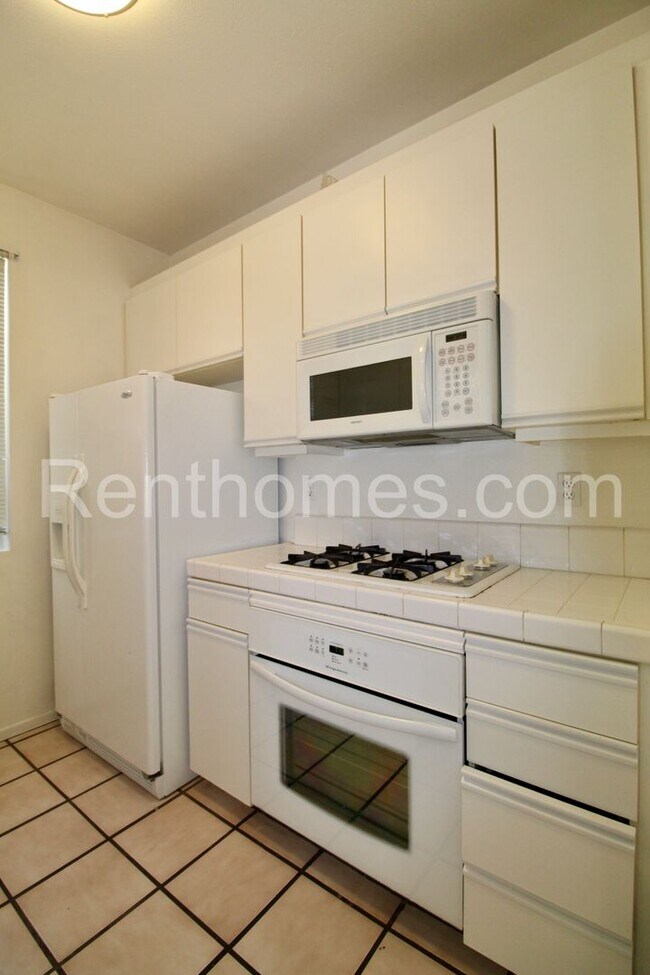 Building Photo - 10921 Sabre Hill Dr