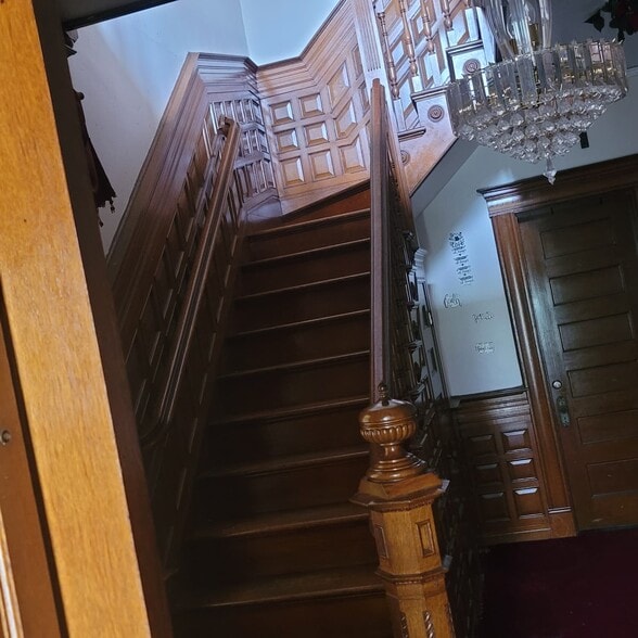 Primary Photo - 121 Bassett St