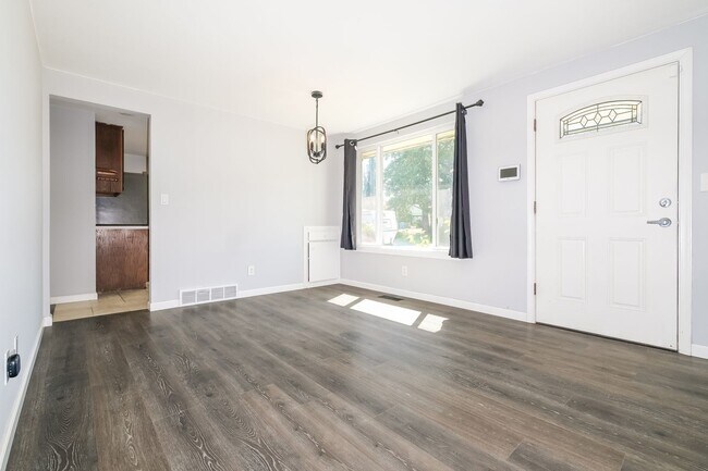Building Photo - Comfort and Convenience Meet in this 4 Bedroom Burien Home.