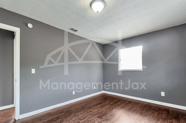 Building Photo - 1130 W 21st St