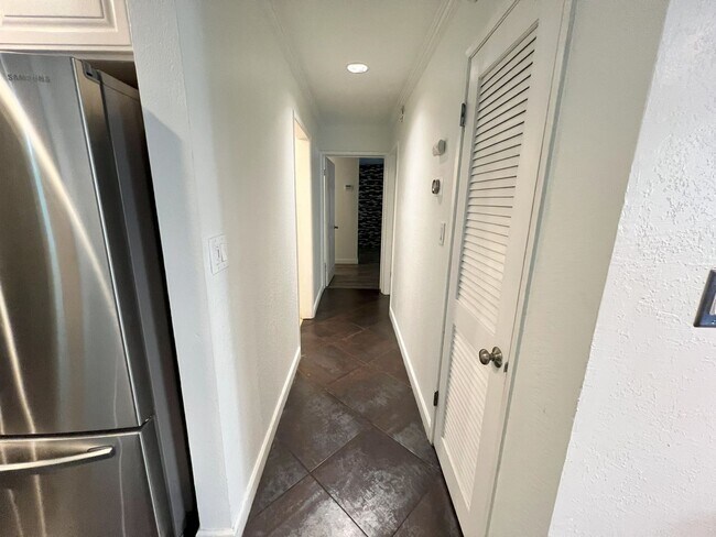 Building Photo - Remodeled 2 Bed, 2 Bath Unit in Downtown S...