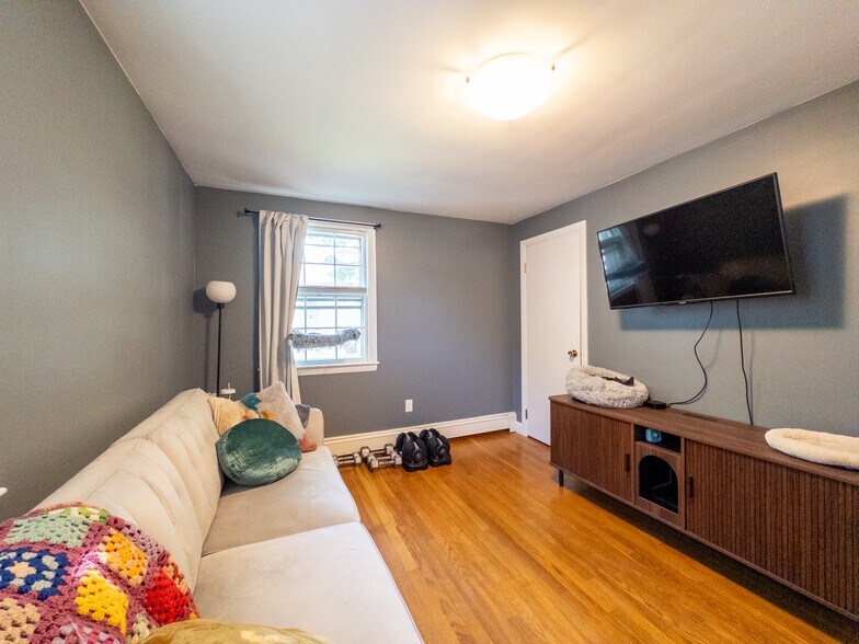 Building Photo - 115 Bellvale St