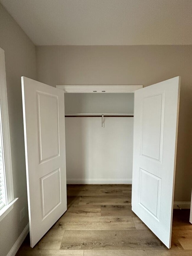 Building Photo - 708 W Parrish Dr