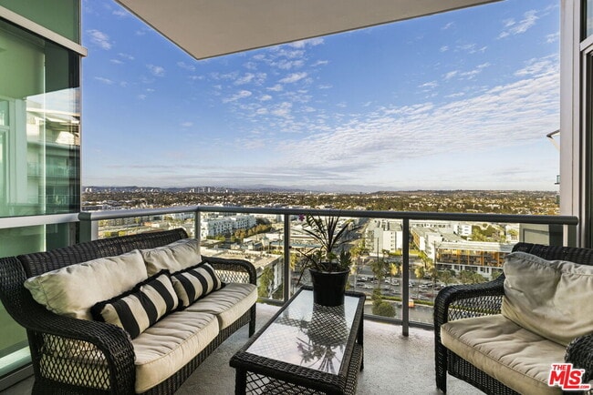 Building Photo - 13650 Marina Pointe Dr