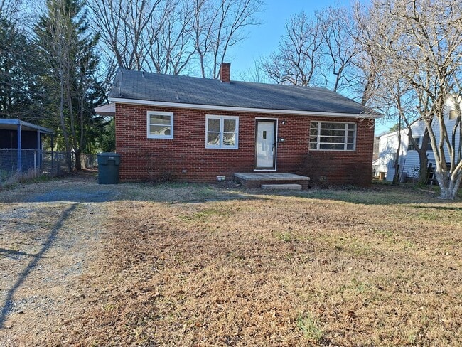 Building Photo - 3 Bedroom 1 Bathroom in the Heart of Asheboro