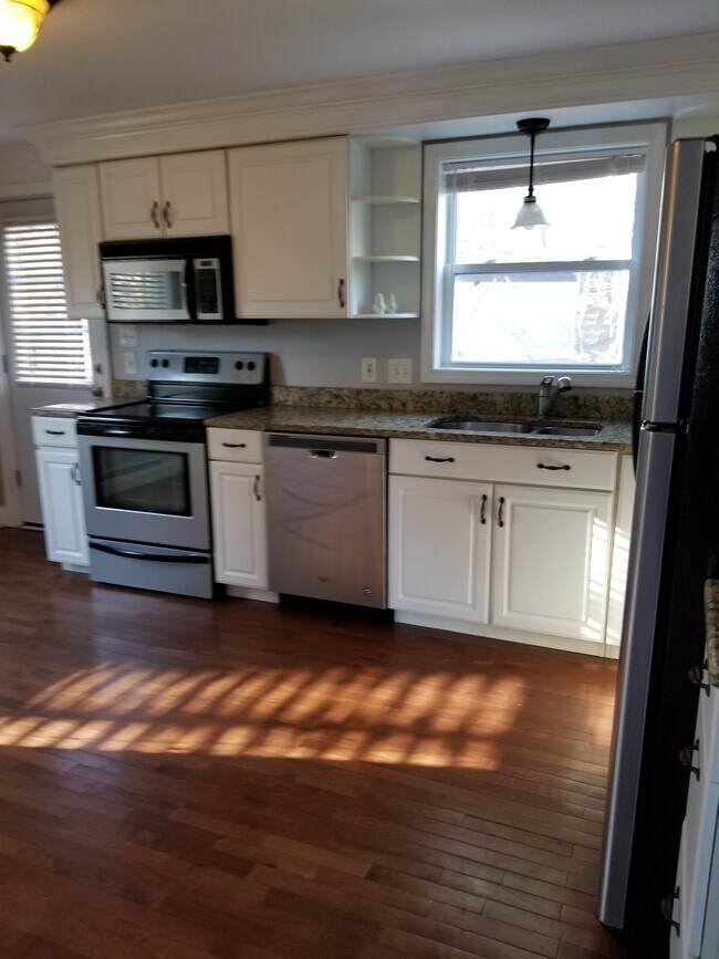 Building Photo - 370 High St