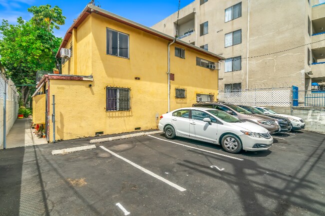 Building Photo - 826 S Grand View St