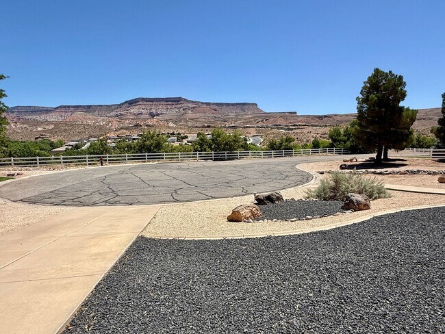 Building Photo - VIEWS in Toquerville Four Bedroom