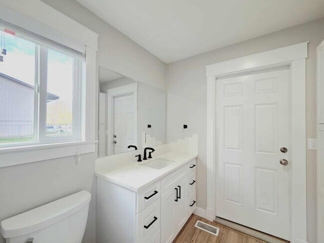 Building Photo - 20/22 Poplar Ave.